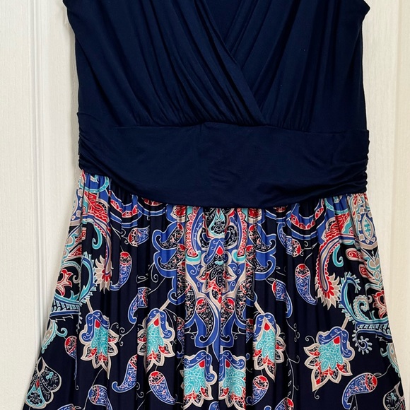 GILLI MAXI DRESS. SLEEVELESS SURPLICE NAVY BLUE + PAISLEY DRESS. LIKE NEW! - Picture 10 of 14